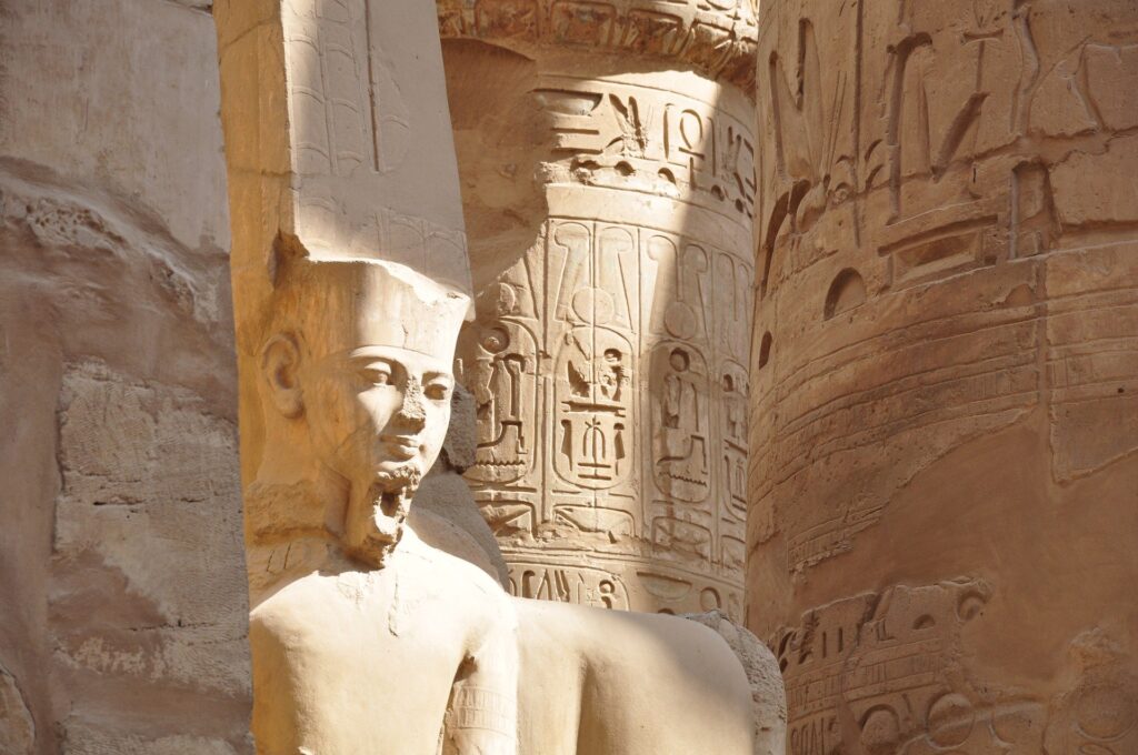 Tagesausflug von Hurghada nach Luxor mit dem Bus,Besichtigen Sie die Sehenswürdigkeiten in Luxor:Tal der Könige,Memnonkolosse,Hatschepsut Tempel und Karnak Tempel,Theben-West.